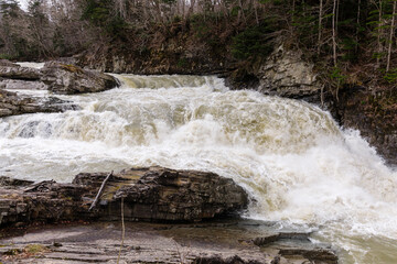 北海道芦別市、雪解け水で荒れ狂う春の三段滝【4月】
