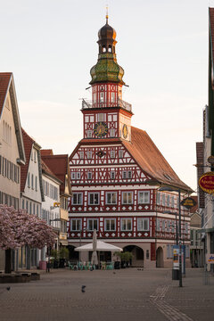 Kirchheim unter Teck, Baden-W&uuml;rttemberg,  Marktstra&szlig;e mit Rathaus bei Sonnenaufgang im Fr&uuml;hling und der Kirschbl&uuml;te.
