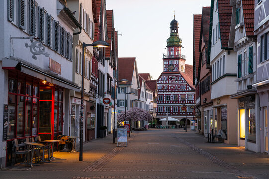 Kirchheim unter Teck, Baden-W&uuml;rttemberg,  Marktstra&szlig;e mit Rathaus bei Sonnenaufgang im Fr&uuml;hling und der Kirschbl&uuml;te.