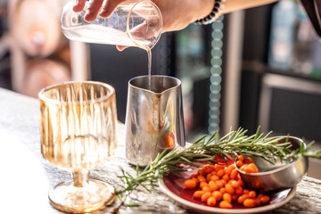 Preparing fresh cocktail infusion mix