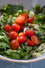 Ensalada de lechuga con tomates cherry