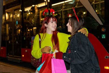 Obraz premium Gen z women enjoying christmas shopping in valencia