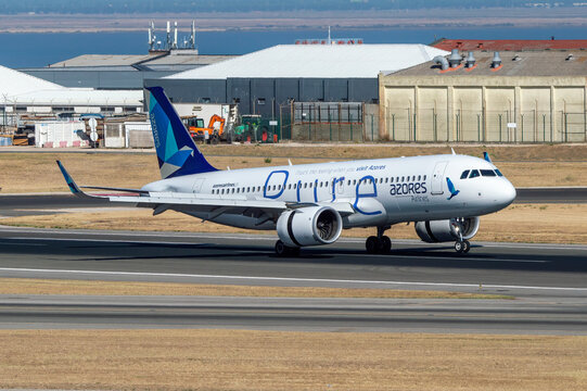 Avi&oacute;n de l&iacute;nea Airbus A320 neo con decoraci&oacute;n "Pure" de la aerol&iacute;nea Azores Airlines aterrizando en el aeropuerto de Lisboa con matr&iacute;cula CS-TSK.