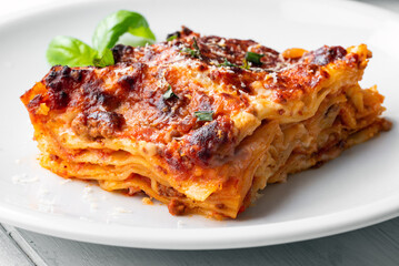 Lasagna con ragù alla bolognese e besciamella, cibo italiano 