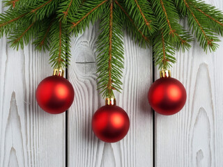 Boules de Noël Rouges sur Branches de Sapin
