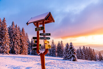 Winterwunderland im Thüringer Wald auf der Neuhöfer Wiese am Rennsteig bei einem wunderschönen...