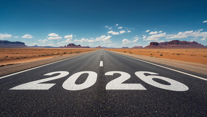 Strada dritta nel deserto con la scritta del nuovo anno 2026 sull'asfalto
