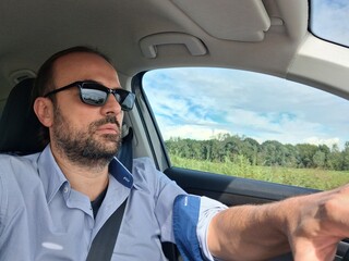 Uomo alla guida dell'automobile per le strade del mondo