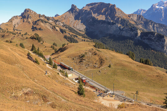 Wanderparadies Jungfrauregion, Blick zur Bergstation der Synige-Platte-Bahn vor Loucherhorn, S&auml;gissa und Burg