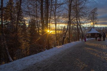 Zachód słońca na Górze Parkowej w Krynicy-Zdroju zimą.