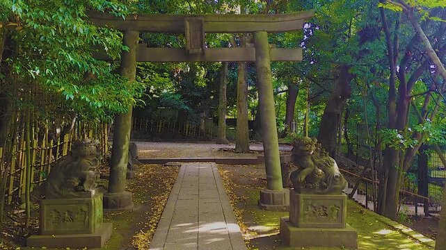 a Shinto shrine&rsquo;s torii gate and guardian lion-dogs (komainu)