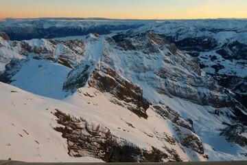 Sonnenuntergang &uuml;ber verschneiten Berggipfeln