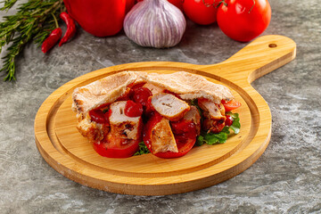 Pita with chicken and vegetables