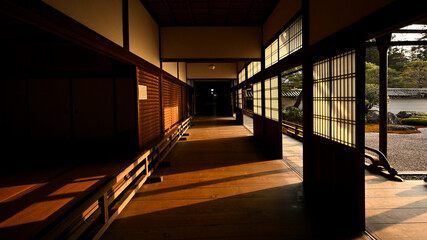 Japanese Temple Corridor in Golden Hour, 夕日に照らされた寺の長い廊下