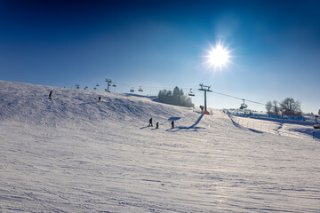 Stacja narciarska Master-Ski w Tyliczu zimą. © rogozinski