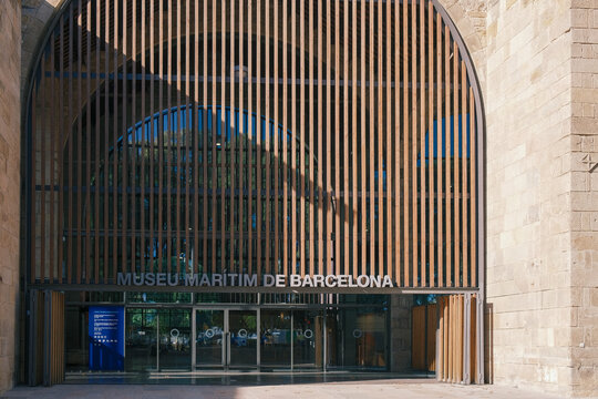 Fa&ccedil;ade du musee maritime de Barcelone, Espagne.
