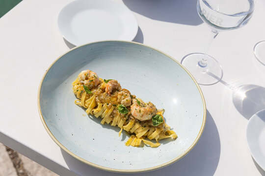 close up plate of linguini whit shrimps plate