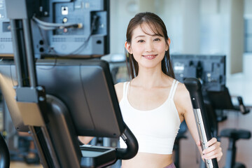 Fototapeta premium スポーツジムでトレーニングする若い女性 撮影協力：スポーツクラブ&サウナスパ ルネサンス 幕張24