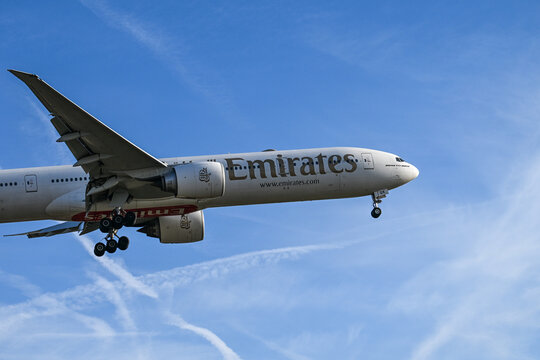 avion atterrissage aeroport Brussels Airport zaventem Belgium Boeing 777 Emirates