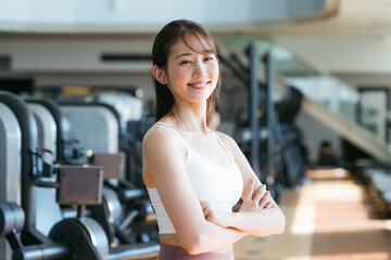 スポーツジムでトレーニングする若い女性　撮影協力：スポーツクラブ&サウナスパ ルネサンス 幕張24