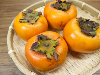 路地物の柿　ざる入り