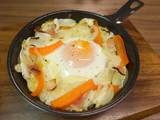 スキレットで野菜入り目玉焼き