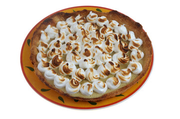 Tarte au citron meringuée dans un plat vue de dessus en gros plan isolée sur fond blanc