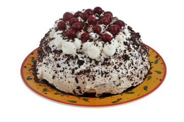 Gâteau Forêt-noire fait maison dans un plat en gros plan isolé sur fond blanc