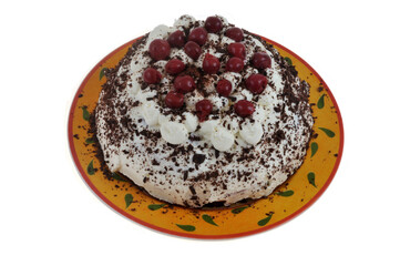 Gâteau Forêt-noire fait maison dans un plat vu de dessus en gros plan isolé sur fond blanc
