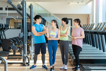 Obraz premium スポーツジムでトレーニングする男女 撮影協力：スポーツクラブ&サウナスパ ルネサンス 幕張24