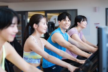 Fototapeta premium スポーツジムでトレーニングする男性 撮影協力：スポーツクラブ&サウナスパ ルネサンス 幕張24