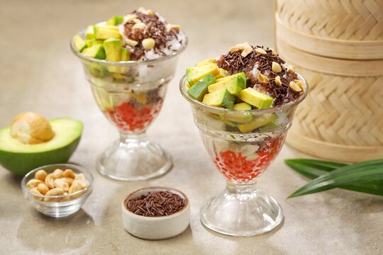 Es podeng, Es puter, Es dung dung  is an Indonesian dessert similar to ice cream made from coconut milk as a substitute for milk.. suitable takjil iftar or breaking fasting