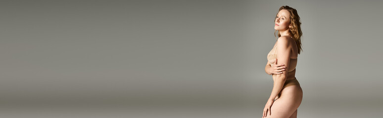 Obraz premium Celebrating natural beauty in a grey studio with body positivity focus