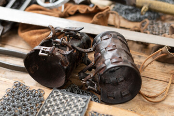 Prot&egrave;ge poignet de chevalier &agrave; l'&eacute;poque m&eacute;di&eacute;vale