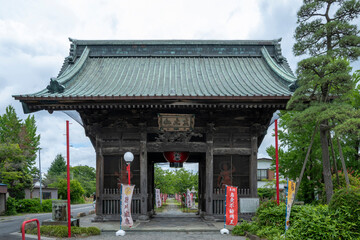 Fototapeta premium Traditional Japanese Temple Gate with Historic Wooden Architecture