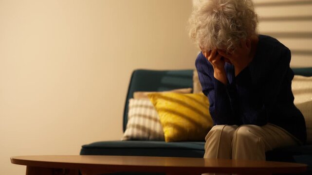 体調のすぐれないシニアの女性