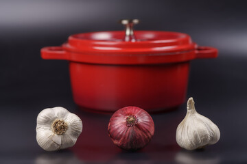 ail et oignon rouge devant marmite