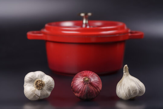 ail et oignon rouge devant marmite