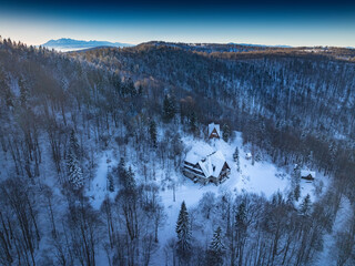 Lot nad schroniskiem PTTK Jaworzyna Krynicka zimą. © rogozinski
