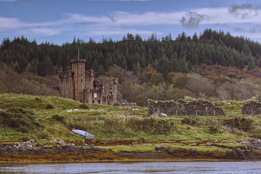 The Caisteal Dh&ugrave;n Bheagain building and estate, seat of Clan MacLeod, on the Loch Dunvegan east side, seen from the local road. Skye-Scotland-141