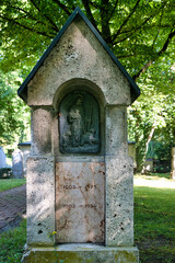 sehr schöner alter Grabstein mit einer Bibelszene auf einem schönen alter Friedhof in Landsberg Lech © Blende8