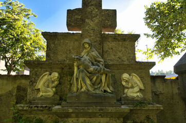 sehr schöner alter Grabstein mit einer Bibeldarstellung  auf einem schönen alter Friedhof in Landsberg Lech © Blende8