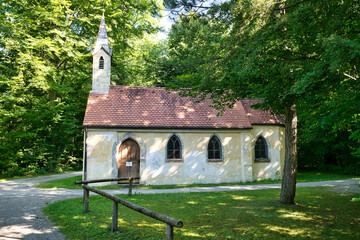 schöne sehr alte Kapelle von Altötting neben dem Waldfriedhof Landsberg Lech © Blende8