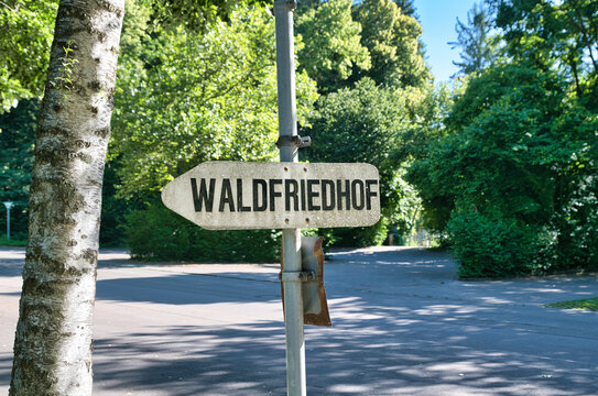 Eingang zum Waldfriedhof Landsberg Lech
