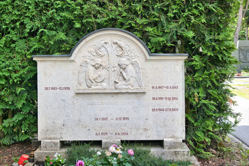 schöner Familiengrabstein mit Engeln und guten Wünschen auf dem Friedhof in Kaufbeuren