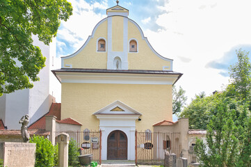 schöne kleine Kirche auf dem Friedhof in Kaufbeuren © Blende8