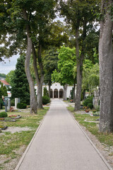 Hauptweg über den auf dem Friedhof in Kaufbeuren zur Aussegnungshalle © Blende8