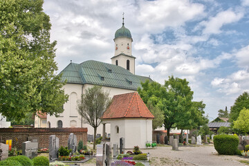 große Kirche mit dem Friedhof in Oberbeuren Kaufbeuren © Blende8