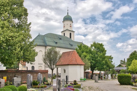gro&szlig;e Kirche mit dem Friedhof in Oberbeuren Kaufbeuren