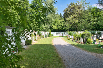 Rund um ein Gräberfeld stehen UrnenwändeFriedhof in Kaufbeuren © Blende8